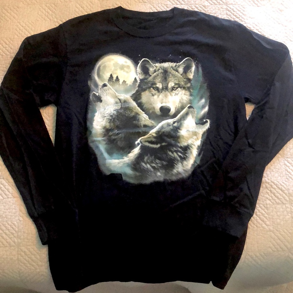 Black long sleeved wolf shirt